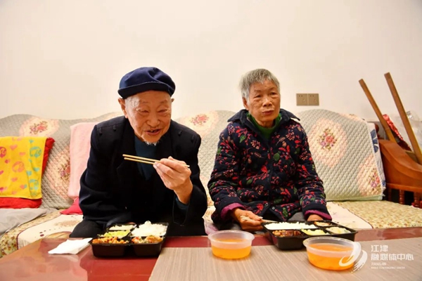 92歲的皮開(kāi)成和老伴住在珞璜鎮(zhèn)碑亭西苑小區(qū)，由于腿腳不便，珞璜鎮(zhèn)碑亭社區(qū)帥鄉(xiāng)幸福食堂便將“愛(ài)心餐”送到其家里。江津福彩供圖