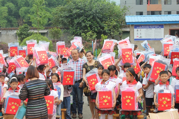 福彩公益金向江津區(qū)現(xiàn)龍小學(xué)兒童捐贈(zèng)學(xué)習(xí)用品。江津福彩供圖