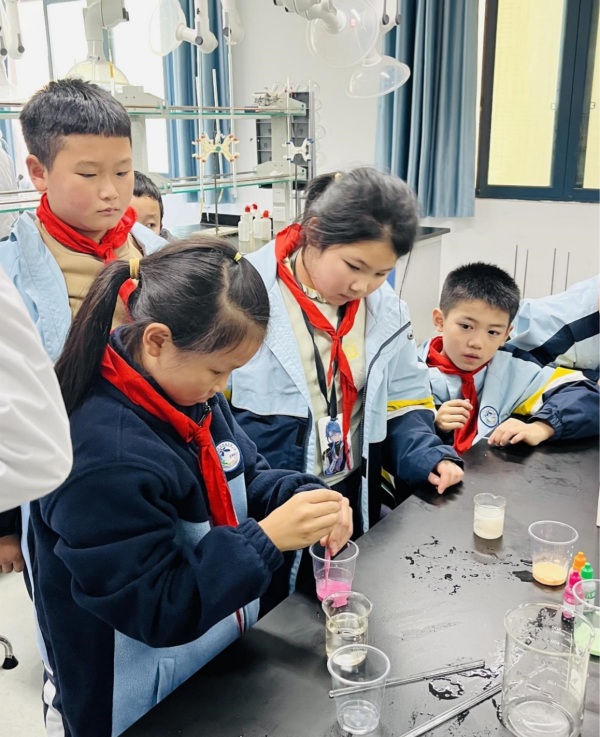在志愿者的指導(dǎo)下，孩子們親自上手做實(shí)驗(yàn)。重慶師范大學(xué)供圖
