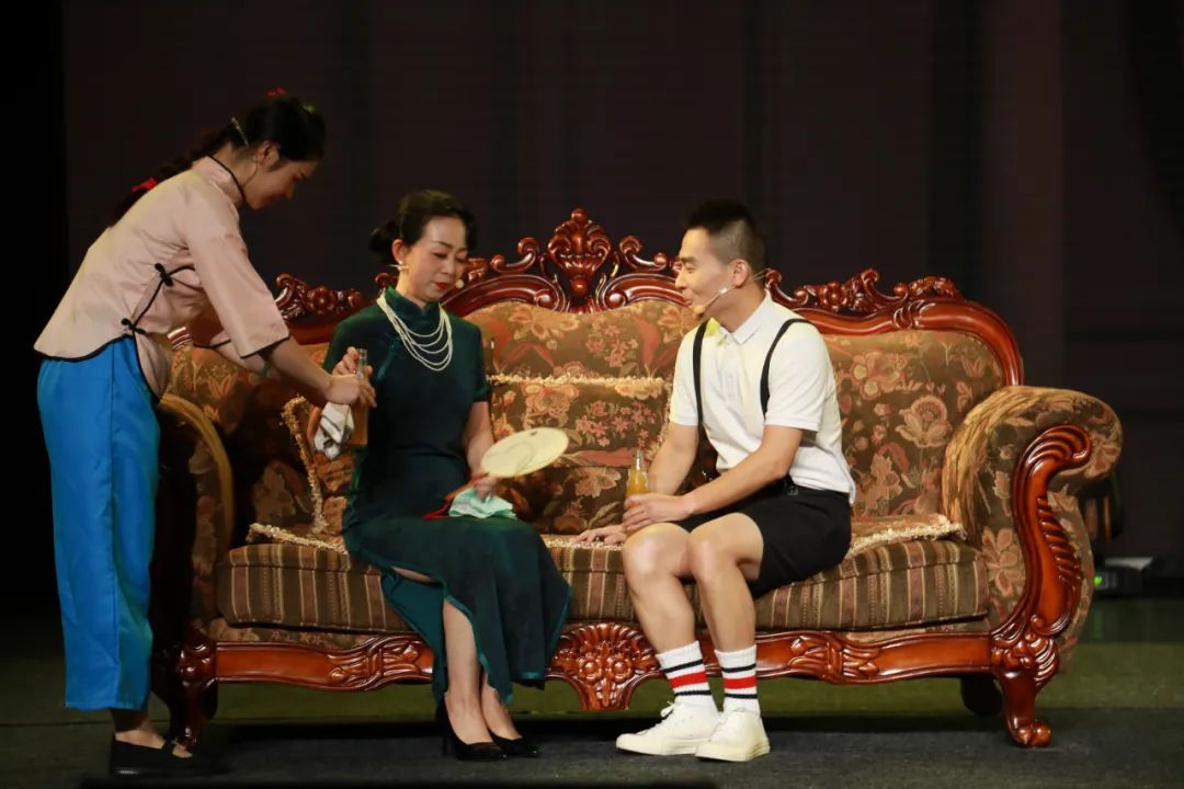 學(xué)校語(yǔ)文老師們帶來(lái)的《雷雨》精彩表演。。付軍攝