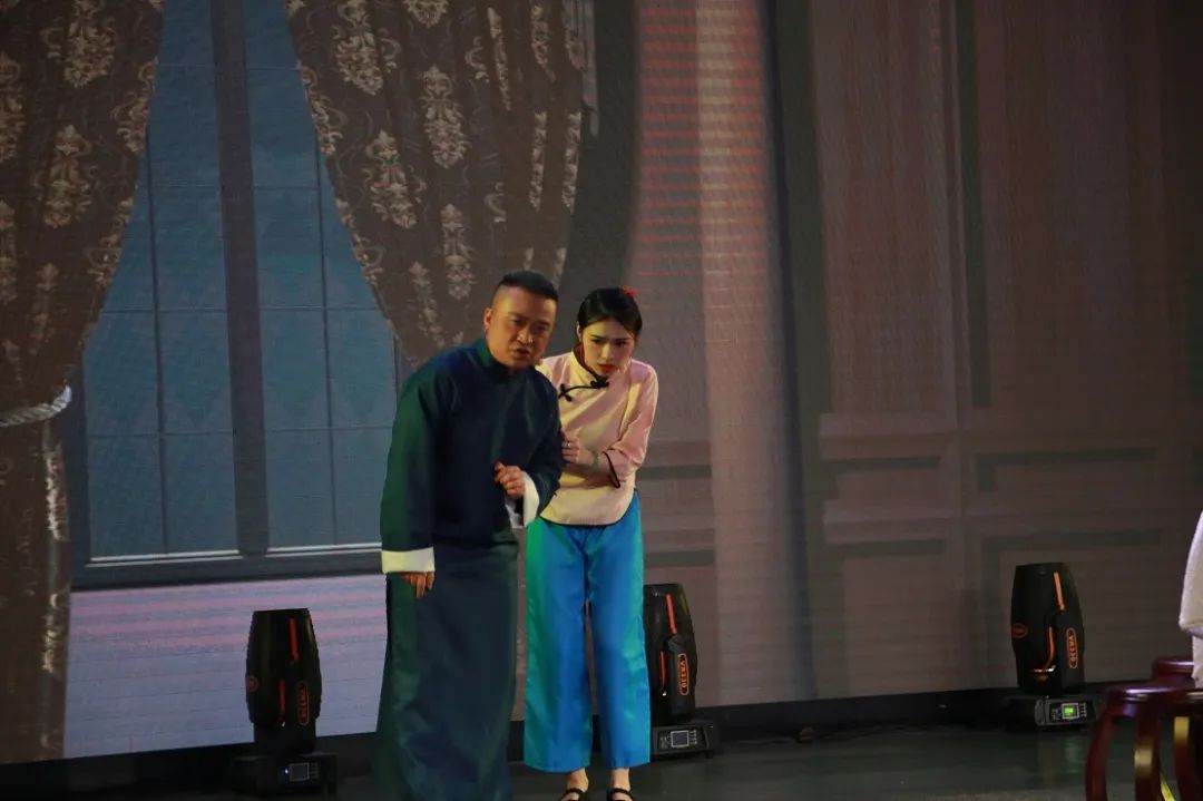 學(xué)校語(yǔ)文老師們帶來(lái)的《雷雨》精彩表演。。付軍攝（1）