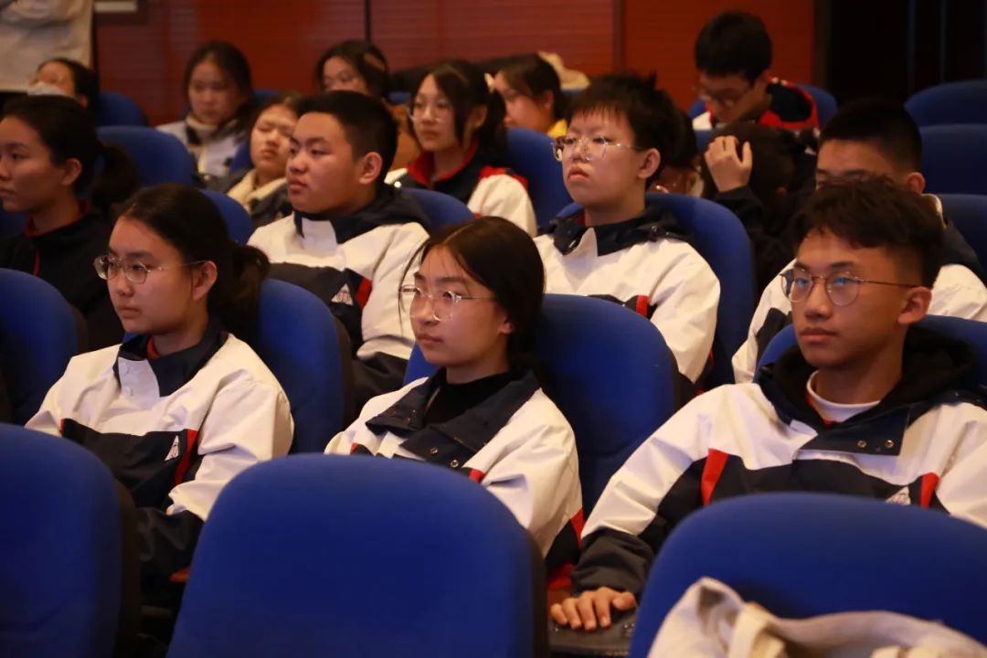 同學(xué)觀看演出。 付軍攝