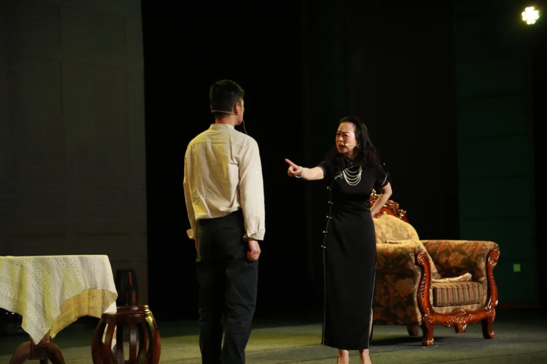 學(xué)校語(yǔ)文老師們帶來(lái)的《雷雨》精彩表演。。付軍攝（3）