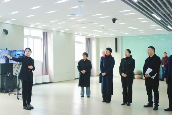 調(diào)研江北區(qū)教師進(jìn)修學(xué)院。向詩佳攝