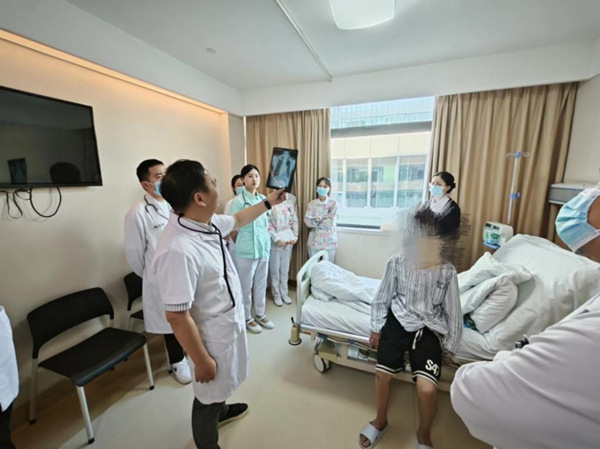 醫(yī)護(hù)一體查房中。重慶康心醫(yī)院供圖