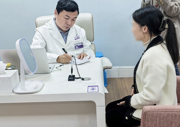 刁慶春看診中。重慶美萊整形美容醫(yī)院供圖