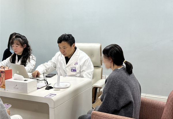 刁慶春看診中。重慶美萊整形美容醫(yī)院供圖