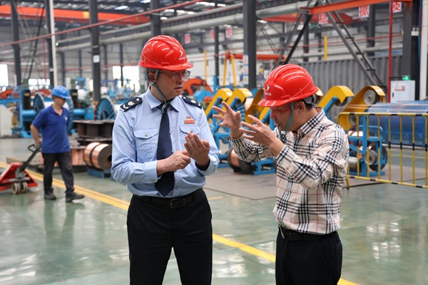 高新區(qū)稅務(wù)局黨委書記、局長黃偉（左）走訪重慶燕牌電線電纜有限公司，宣傳稅費優(yōu)惠政策，了解企業(yè)涉稅需求。受訪企業(yè)供圖