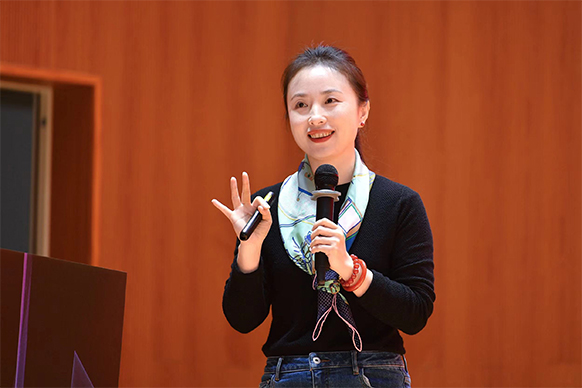 白渝作主題報(bào)告。重慶市第一實(shí)驗(yàn)中學(xué)校供圖