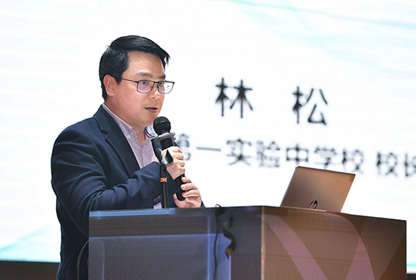 林松作主題報(bào)告。重慶市第一實(shí)驗(yàn)中學(xué)校供圖