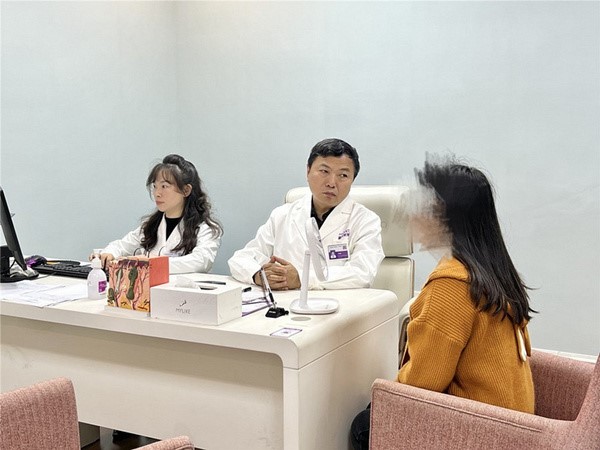 刁慶春看診中。重慶美萊整形美容醫(yī)院供圖