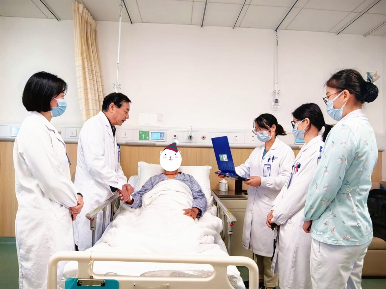 于學(xué)軍和醫(yī)護(hù)團(tuán)隊(duì)查房。重慶西區(qū)醫(yī)院供圖