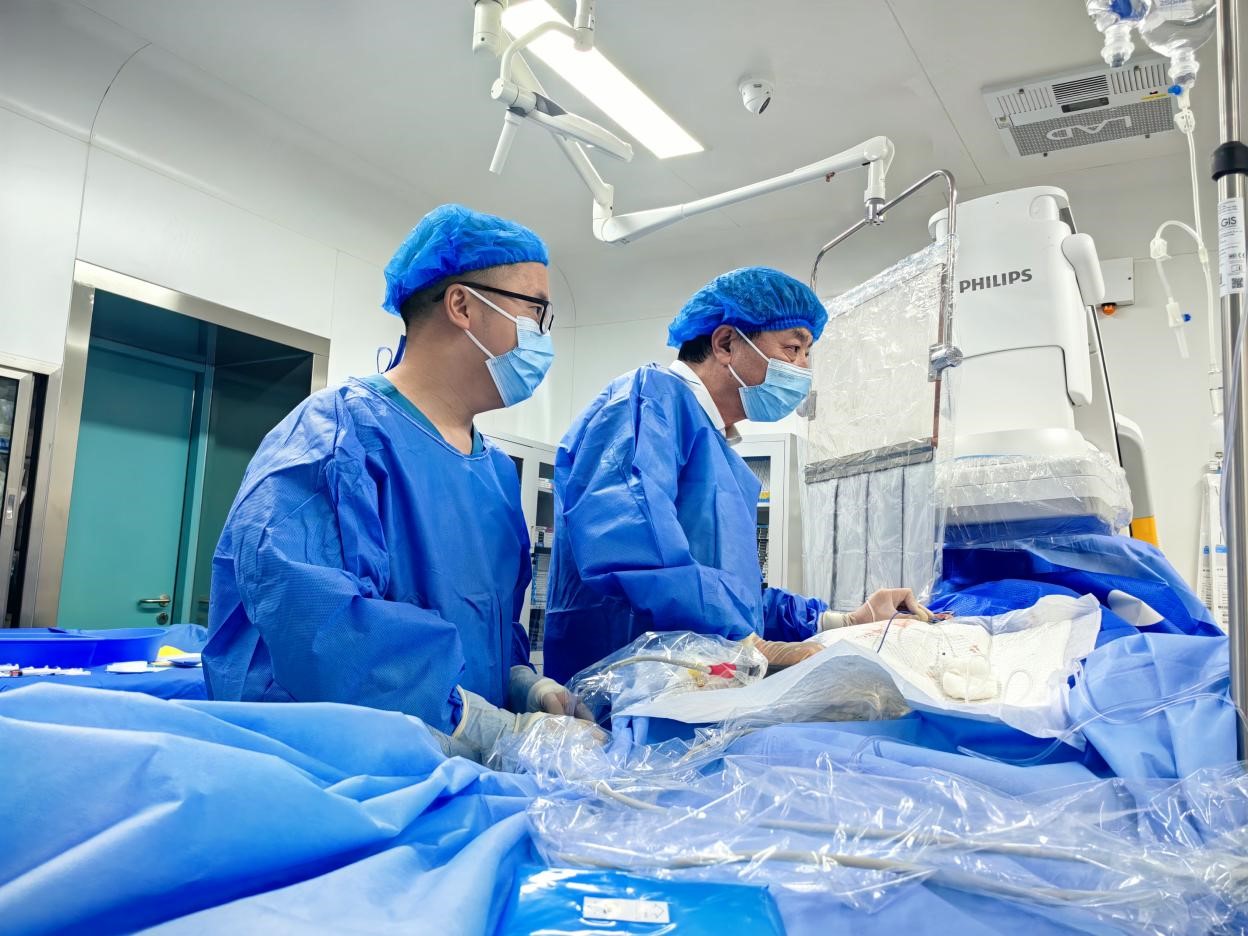 于學(xué)軍、張川為患者進(jìn)行手術(shù)。重慶西區(qū)醫(yī)院供圖