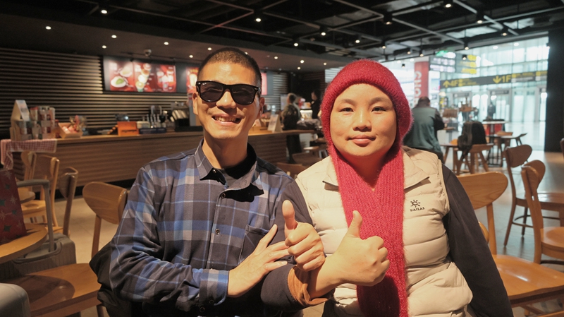 張洪與妻子夏瓊合影。 李聰沖 攝