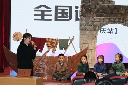 周艷為小演員們提出指導(dǎo)建議。渝中區(qū)石油路小學(xué)校供圖