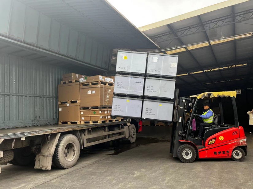 美聯(lián)物流工作人員正在裝貨。蔣海濤攝