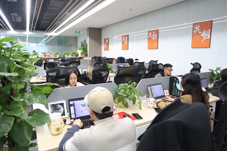 企業(yè)員工在中新（重慶）跨境電商產業(yè)園辦公。向詩佳攝