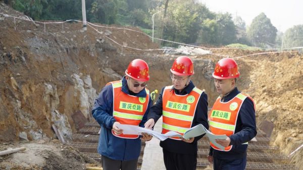 李竟在公路施工現(xiàn)場開展指導。沙坪壩區(qū)交通局供圖