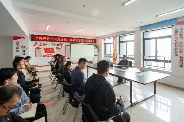 李竟為公路養(yǎng)護中心黨員干部講黨課。沙坪壩區(qū)交通局供圖