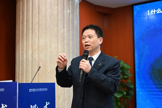 譚吉林進(jìn)行科普講座。重慶愛爾眼科醫(yī)院總院供圖