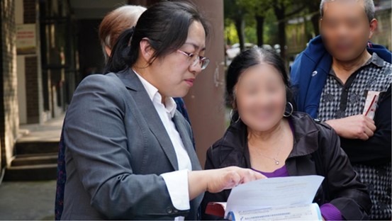 工作人員向居民介紹“重慶渝快保”內容。重慶渝快保服務中心供圖