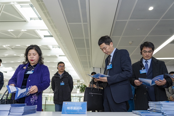 12月19日下午，18名重慶市稅務(wù)局特約監(jiān)督員走進(jìn)重慶兩江新區(qū)政務(wù)中心辦稅服務(wù)廳，實(shí)地了解辦稅窗口設(shè)置、稅費(fèi)爭(zhēng)議調(diào)解中心、便民辦稅服務(wù)舉措等，體驗(yàn)辦稅流程，提出納稅服務(wù)優(yōu)化建議。郭睿攝