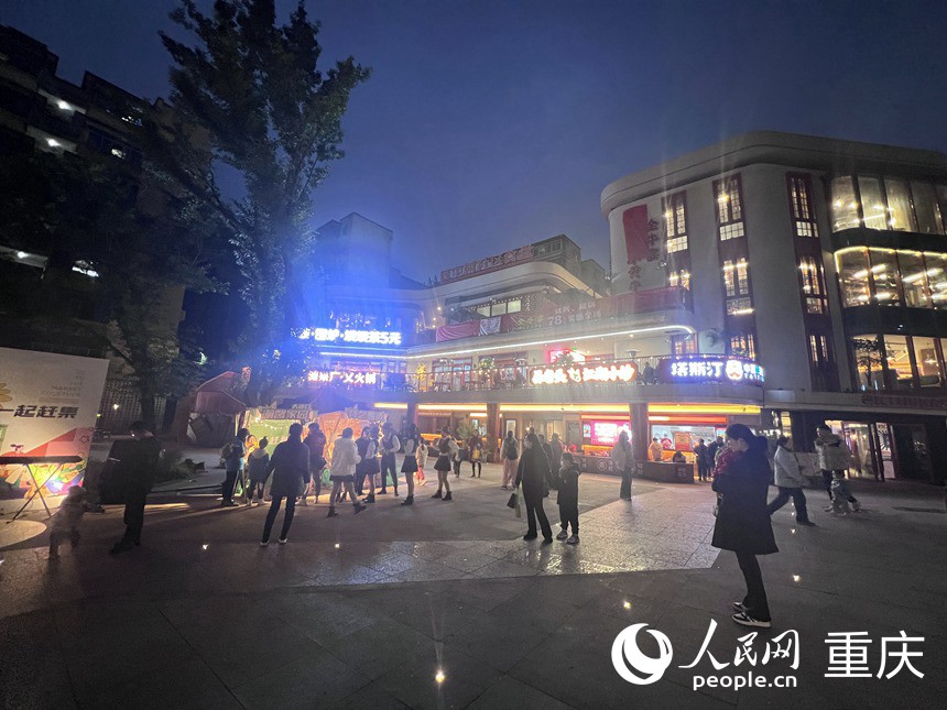 晚上，很多游客來民主村打卡，居民也飯后出來散步。人民網(wǎng)記者 胡虹攝