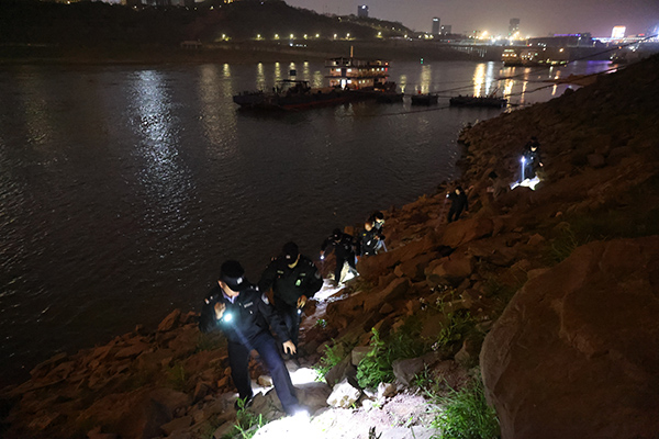 執(zhí)法人員開展禁捕“零點”行動。曾英豪攝