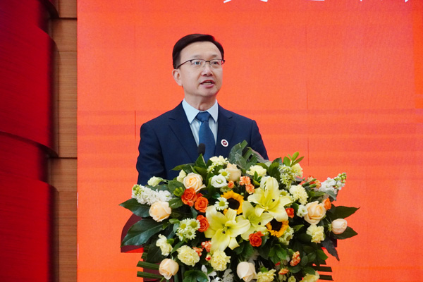 毛明山介紹比賽。重慶一中供圖