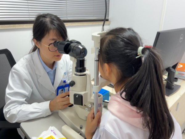 史月麗檢查患者眼部情況。重慶普瑞眼科醫(yī)院供圖