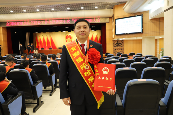 游中立。重慶市檢察院供圖