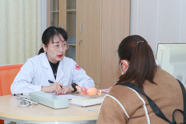 顏耀華坐診現(xiàn)場。重慶安琪兒婦產(chǎn)醫(yī)院供圖