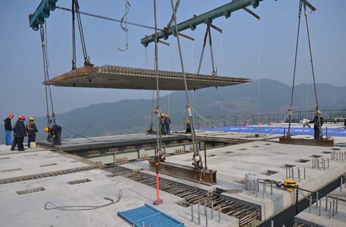 渝湘復(fù)線(xiàn)高速公路雙堡特大橋施工現(xiàn)場(chǎng)。重慶高速集團(tuán)供圖
