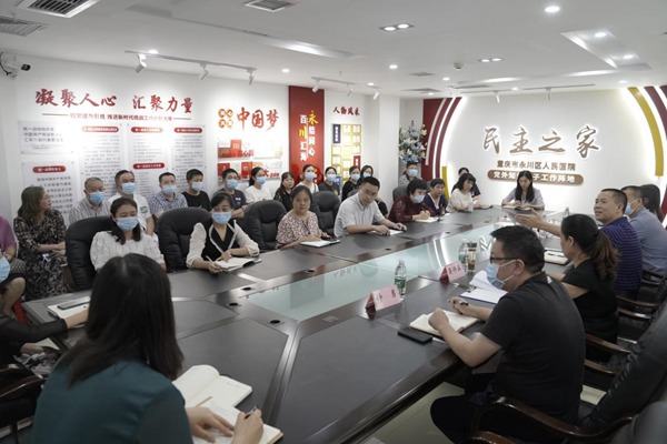 永川區(qū)人民醫(yī)院黨政班子與黨外知識(shí)分子交心談心。永川區(qū)委統(tǒng)戰(zhàn)部供圖
