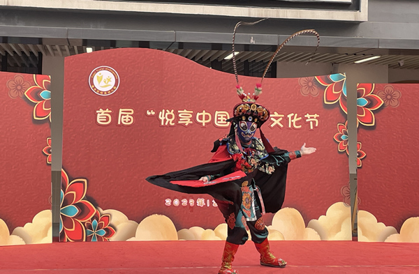 川劇變臉。晏紅霞攝