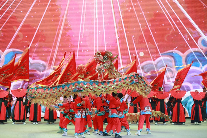 初2026級10班帶來歌舞《龍行龘龘》。重慶八中渝北校區(qū)供圖