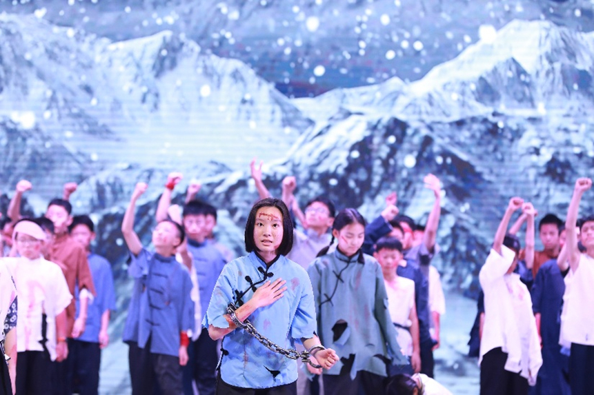 初一5班表演情景劇+朗誦《守望》。重慶八中渝北校區(qū)供圖