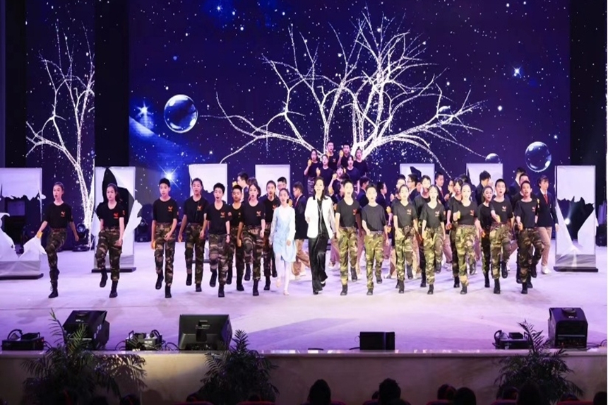 初2026級(jí)12班歌舞《星星點(diǎn)燈》。重慶八中渝北校區(qū)供圖