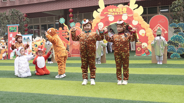 故事《老虎照鏡子》展演。渝北區(qū)蓮花第一幼兒園供圖