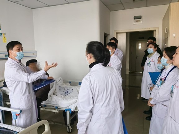 查房中。重慶康心醫(yī)院供圖