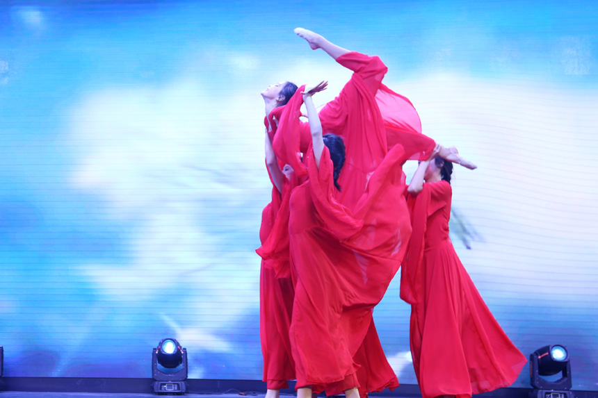 藝術(shù)體操隊表演的《九兒》。唐文蕤攝