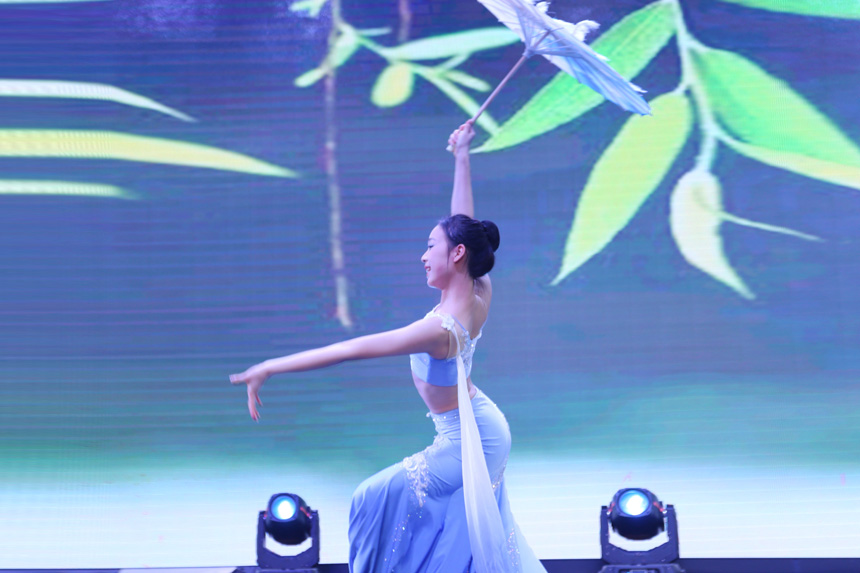 舞蹈團(tuán)表演的《韶華》。唐文蕤攝