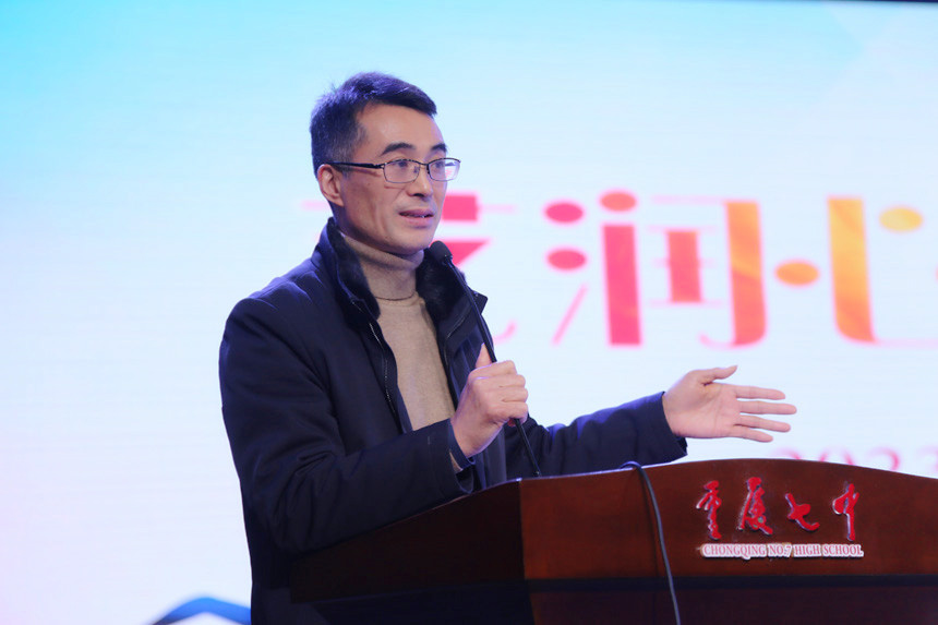 重慶七中黨委副書記、校長歐權(quán)。唐文蕤攝_副本