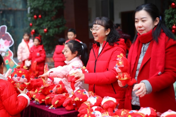 幸運(yùn)抽獎(jiǎng)送上驚喜小禮物。江北區(qū)新村實(shí)驗(yàn)小學(xué)供圖