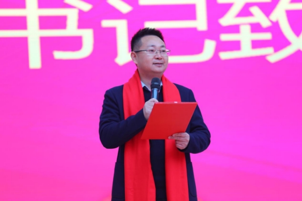 校黨總支書(shū)記李青春新年致辭送祝福。江北區(qū)新村實(shí)驗(yàn)小學(xué)供圖