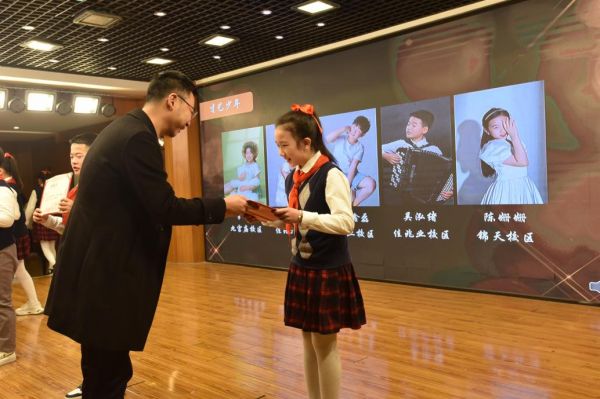 頒獎(jiǎng)儀式。大渡口區(qū)實(shí)驗(yàn)小學(xué)校供圖