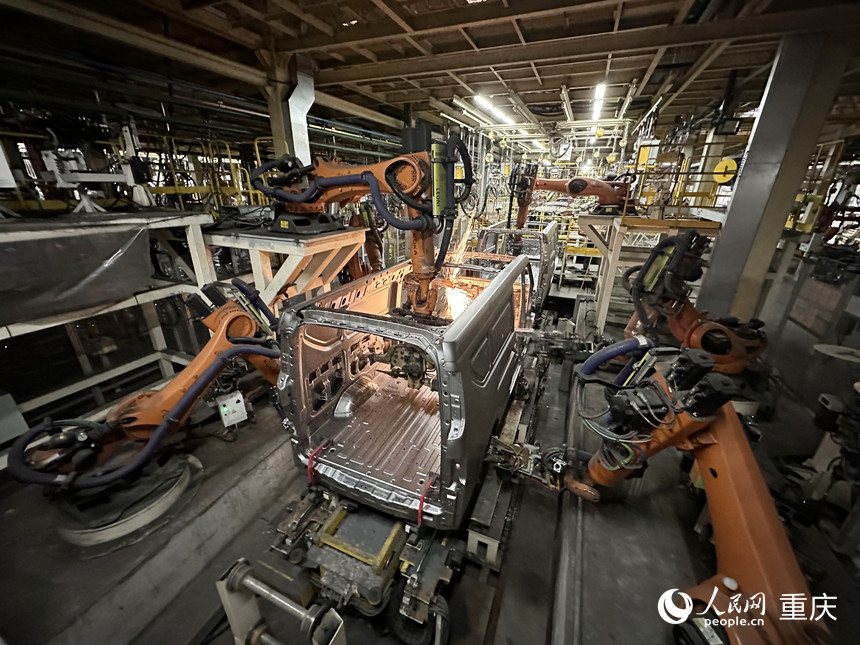 長安跨越焊接車間機(jī)器正在焊接。人民網(wǎng)記者 劉政寧攝