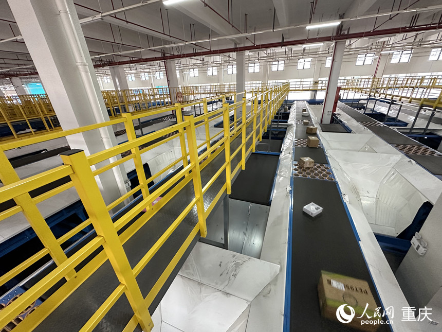 中通快遞渝東（萬州）智能科技產(chǎn)業(yè)鏈園區(qū)的自動(dòng)分揀線。人民網(wǎng)記者 劉政寧攝