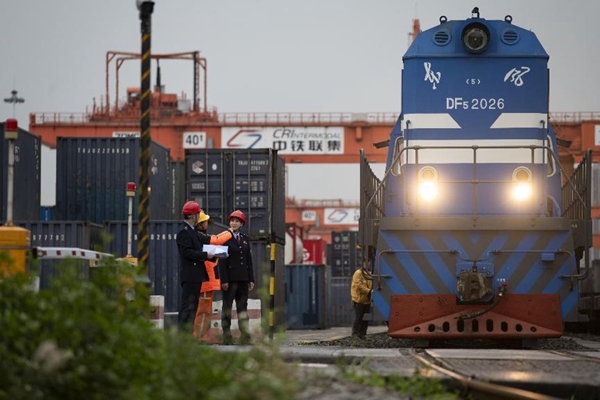 近日，在中歐班列重慶始發(fā)站團(tuán)結(jié)村站，重慶市稅務(wù)局“稅護(hù)航”國(guó)際化稅務(wù)人才團(tuán)隊(duì)走訪中鐵聯(lián)合國(guó)際集裝箱有限公司重慶分公司，宣傳相關(guān)稅費(fèi)優(yōu)惠政策，解答企業(yè)涉稅咨詢。郭睿攝