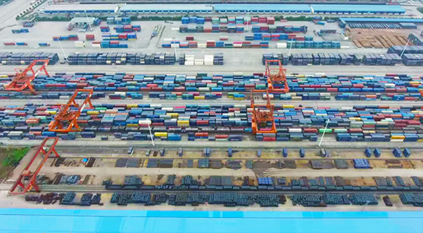 繁忙的多功能口岸。重慶國際物流樞紐園區(qū)供圖